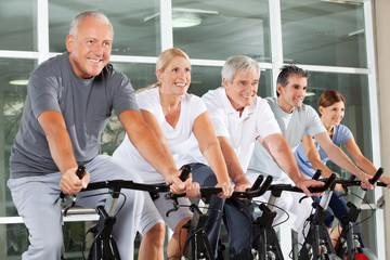 Senioren im Spinning-Kurs im Fitnessstudio