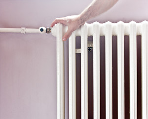 hand at radiator element of central heat energy