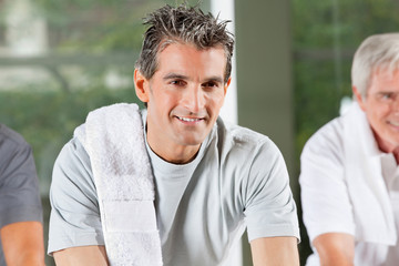 Spinning-Gruppe im Fitnessstudio