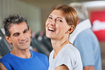 Lachende Frau im Fitnesscenter