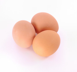 Fototapeta na wymiar Куриные яйца изолировано на белом фоне