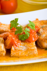 Fish and cherry tomatoes. Pesce con pomodorini.