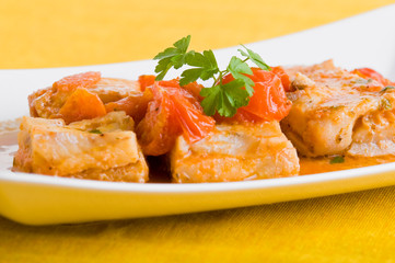 Fish and cherry tomatoes. Pesce con pomodorini.