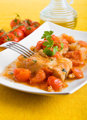 Fish and cherry tomatoes. Pesce con pomodorini.