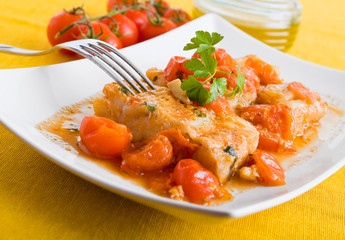 Fish and cherry tomatoes. Pesce con pomodorini.