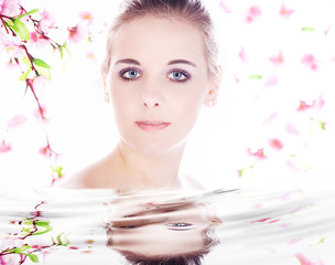 Obraz na płótnie Canvas Model Frau Gesicht Wellnes am Wasserspiegel Poster Nahaufnahme