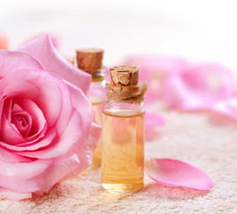 Obraz na płótnie Canvas Butelki olejku do aromaterapii. Rose Spa