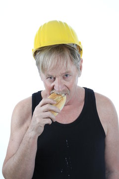 Bauarbeiter isst ein Brötchen