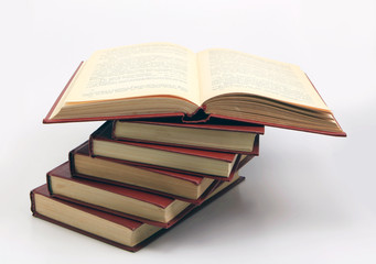 стопка книг с открытой книгой
