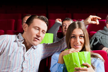 Paar im Kino mit Popcorn