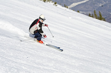 Fototapeta na wymiar Skier on the mountain side