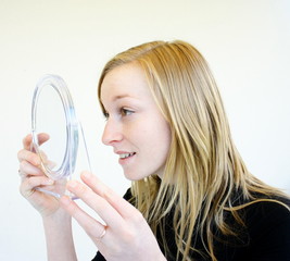 jeune fille se regardant dans le miroir