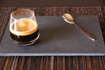 verre à café sur ardoise horizontale
