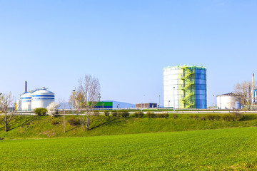 Fototapeta na wymiar silos w parku przemysłowym w pięknym krajobrazie w pobliżu Frankfurtu