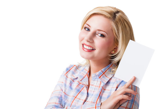 junge blonde Frau mit Zettel als Werbefläche
