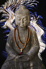 Bouddha, fond lumineux noir