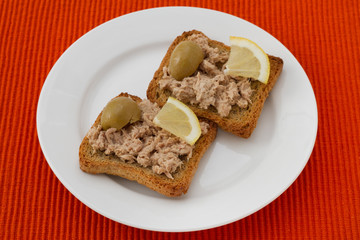 toasts with tuna paste and lemon