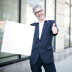 Geschäftsmann mit Plakat