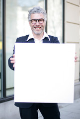 Makler mit Werbeschild