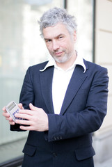 Geschäftsmann mit Taschenrechner