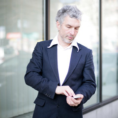 Geschäftsmann mit Taschenrechner