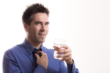 Businessmann hält Wasserglas