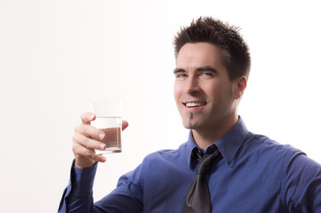 Businessmann mit Wasserglas
