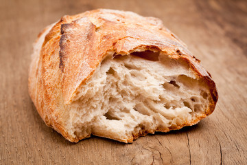 Ein Stück Brot auf Holzbrett