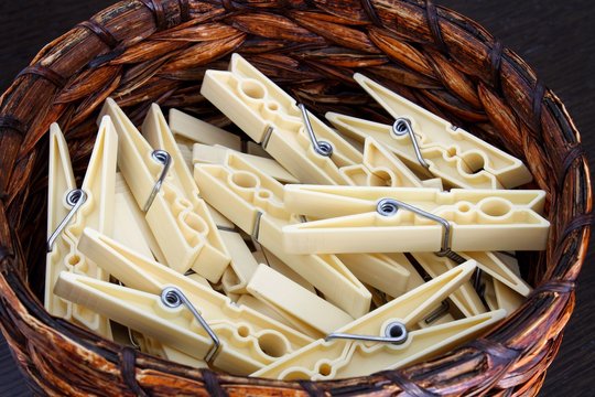 mollette per stendere dentro un cesto di vimini