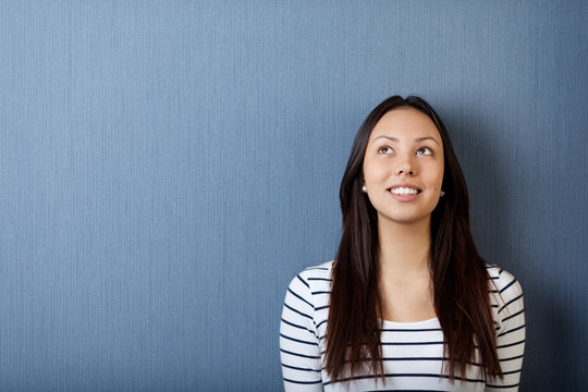 junge frau schaut nach oben