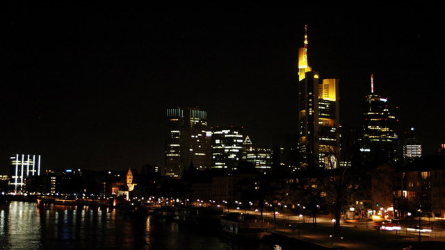 Frankfurt Stadtverkehr bei Nacht in Zeitraffer