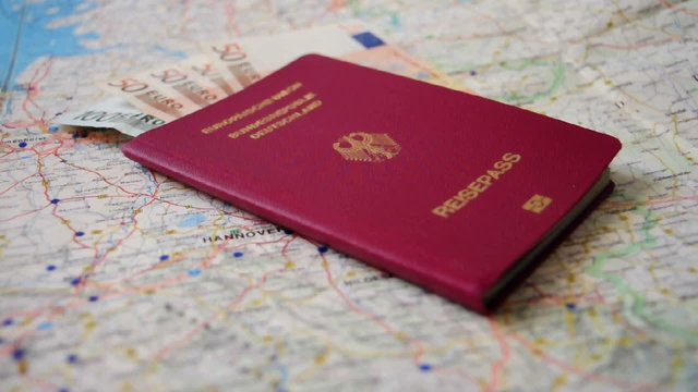 Reisepass mit Euro Geldscheinen