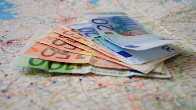Euro Geldscheine auf dem Tisch