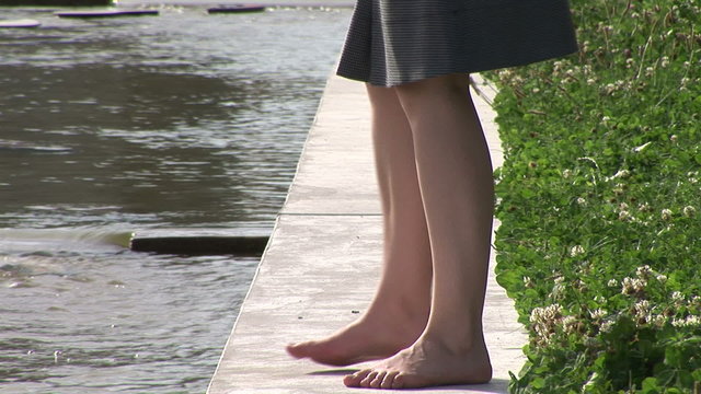 Junge Frau barfu&szlig; entspannt sich nach der Arbeit