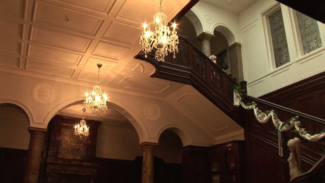 Junge Frau im Abendkleid auf der Treppe.
