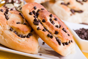 Chocolate chip brioche buns. Brioche con gocce di cioccolato.