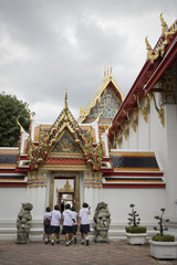 studenti in un tempio a bangkok