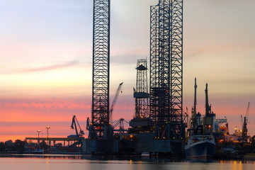 Obraz premium Oil Rig in the morning at the shipyard.