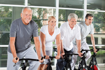 Senioren fahren Rad im Fitnesscenter