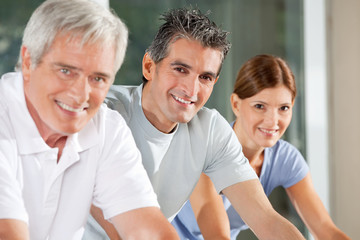 Portrait von Senioren im Fitnesscenter