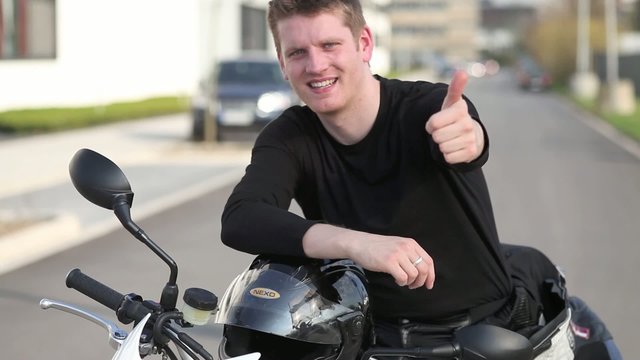 motorrad fahrer mit helm