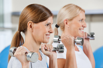 Frauen machen Sport im Fitnesscenter
