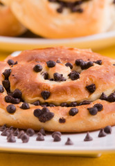 Chocolate chip brioche buns. Brioche con gocce di cioccolato.