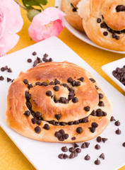 Chocolate chip brioche buns. Brioche con gocce di cioccolato.