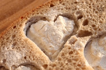 Herz aus Brot ausgestochen und mit Mehl gefüllt