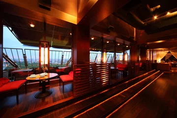 Crédence de cuisine en verre imprimé Restaurant Row of tables and seats with partition-walls in restaurant