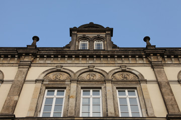 Fototapeta na wymiar altes Bürogebäude