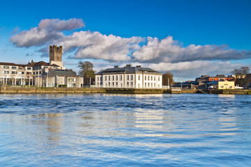 Fototapeta premium Shannon river scenery in Limerick city, Ireland
