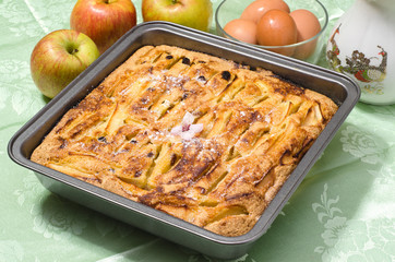 torta di mele e uva passa in tavola