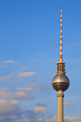 Berliner Fernsehturm mit blauem Himmel und Abendsonne